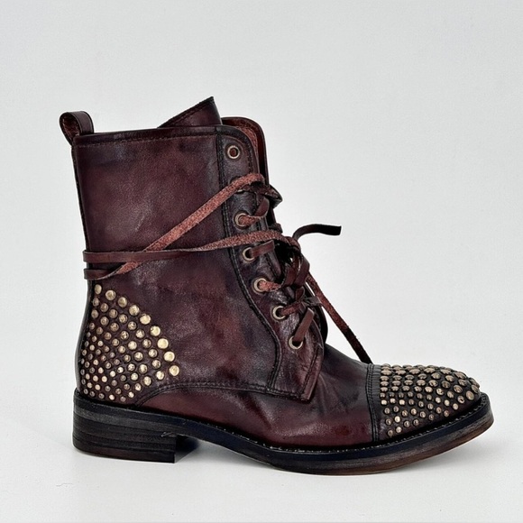 Steve Madden Tarnney Leather Boots Spikes/Stud Details Distressed Women - Picture 3 of 12